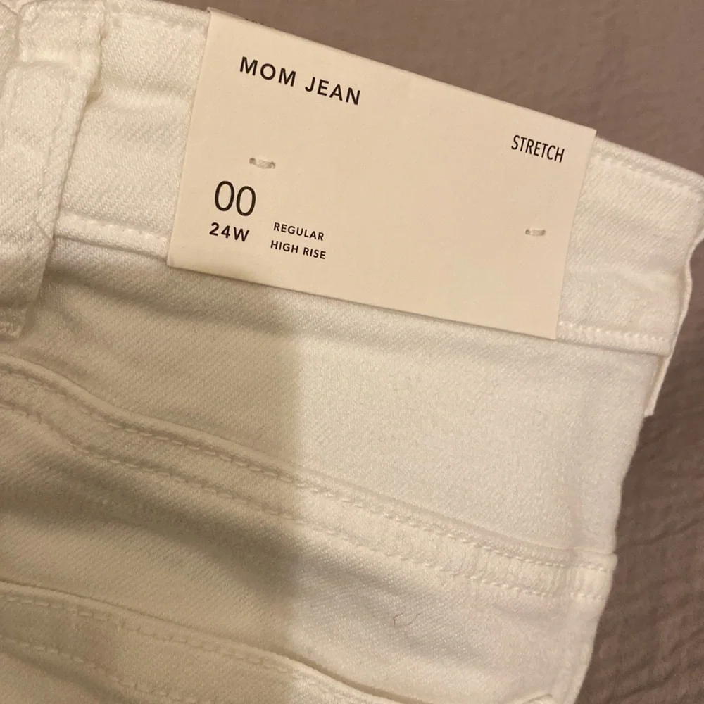 American Eagle white Mom jeans . Size 00 New